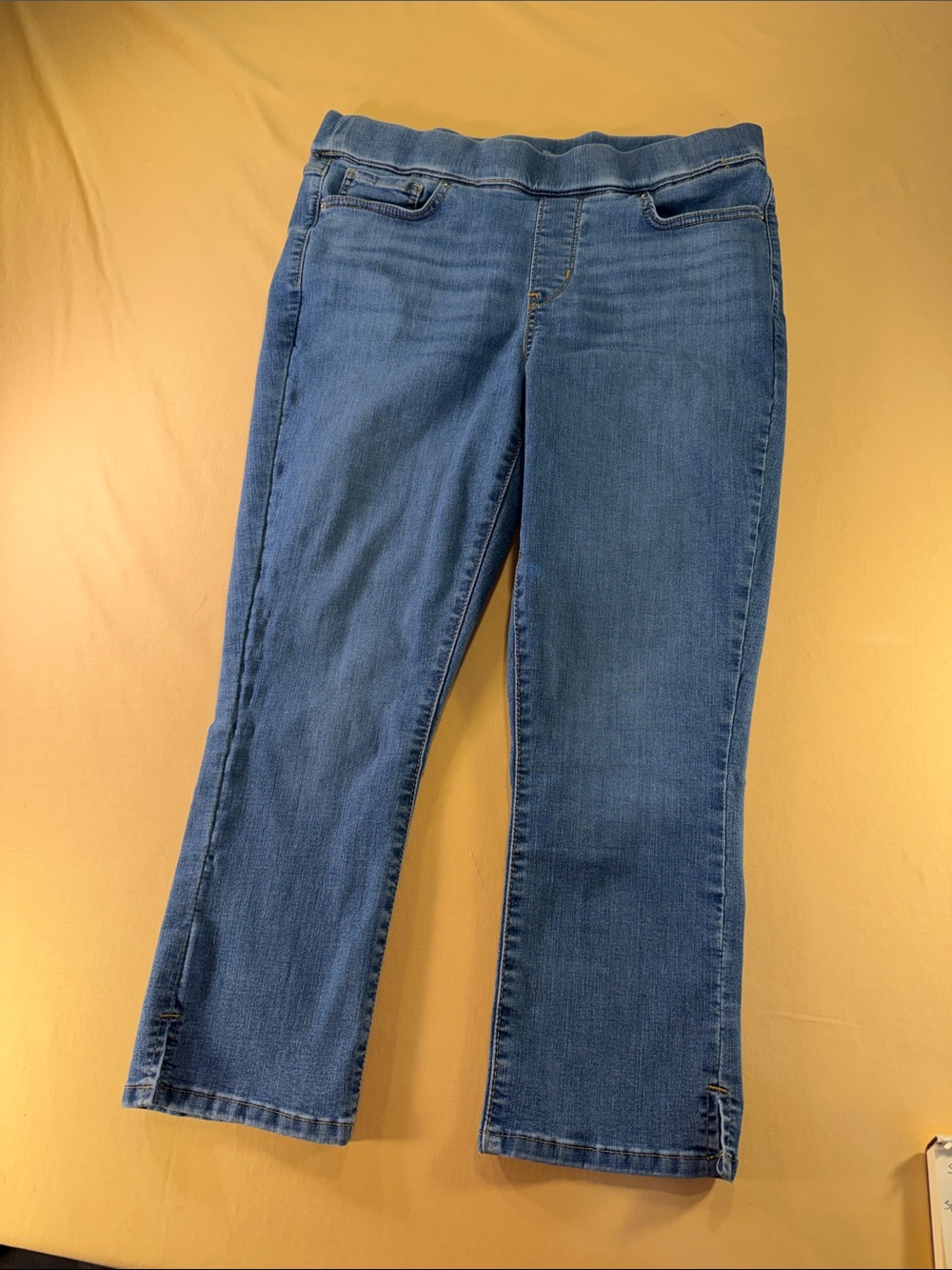 Levi’s signature pull on Capri denim size 12